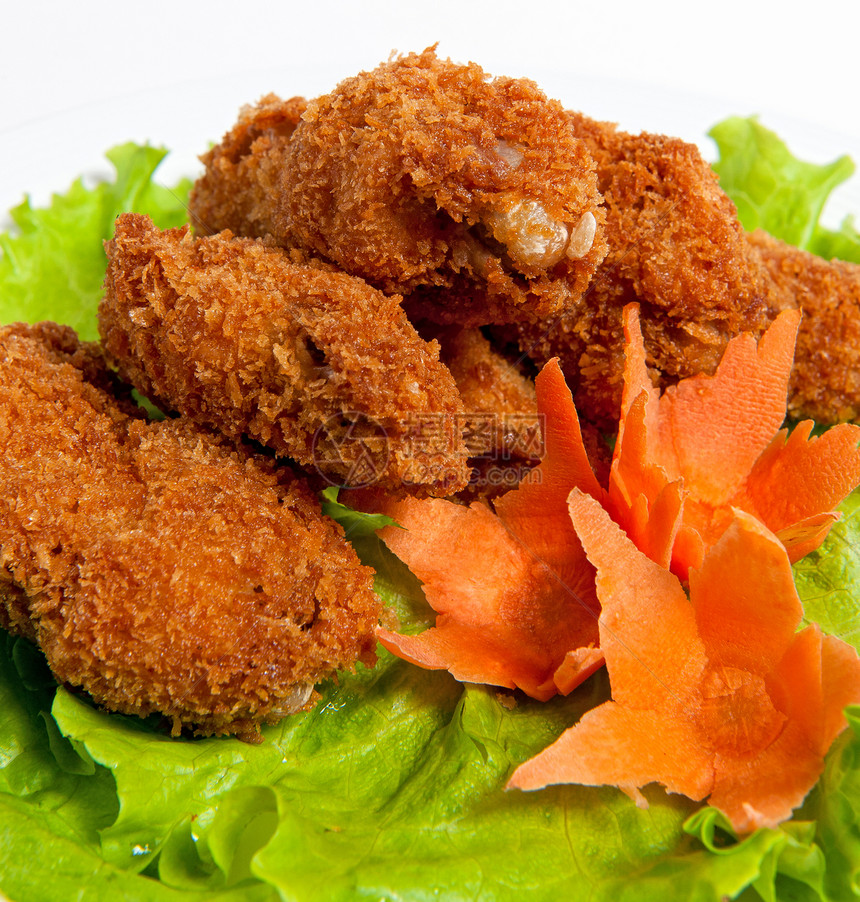 盘子上的炸鸡翅膀营养萝卜白色食物工作室绿色沙拉早餐蔬菜午餐图片