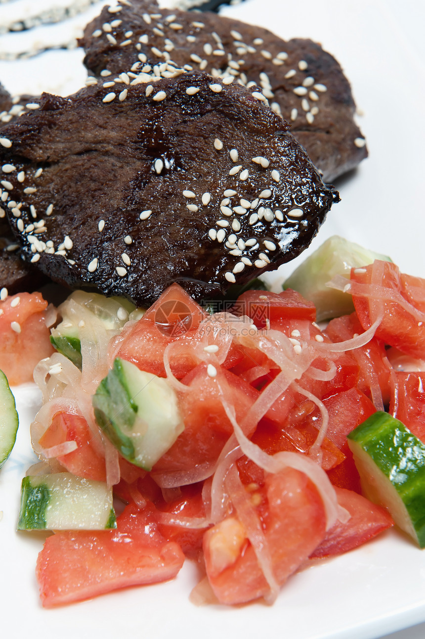 烤肉和盘盘蔬菜烹饪白色食物萝卜牛肉午餐肉汁晚餐盘子营养图片
