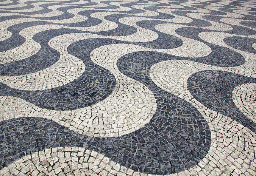 葡萄牙 里斯本 典型的葡萄牙cobblestone人行道白色街道黑色手工正方形路面石头灰色波动鹅卵石图片
