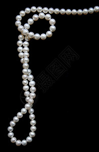 黑天鹅绒上的白珍珠宝藏光泽度白色礼物魅力女性化珍珠丝绸细绳象牙背景图片