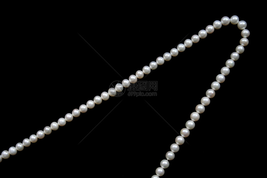 黑色天鹅绒背景上的白珍珠魅力丝绸展示女性化白色项链宝藏象牙珠子手镯图片
