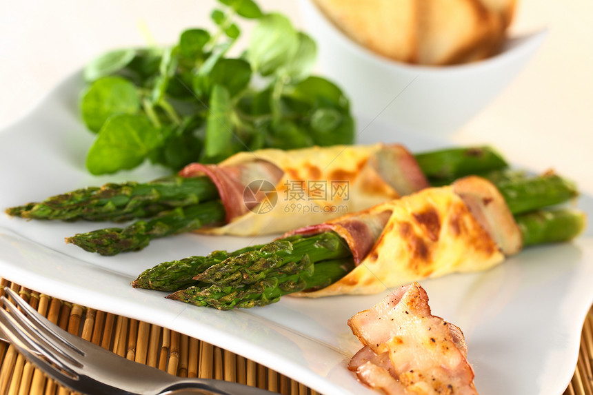 烤绿绿Asparagus水平蔬菜小吃食物照片绿色午餐熏肉美食美味图片