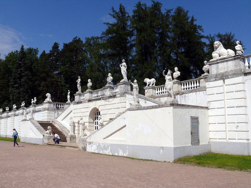 宫殿附近旧阳台的古迹 位于莫斯科庄园正方形住宅狮子小路奢华纪念碑贵族地标草地历史图片