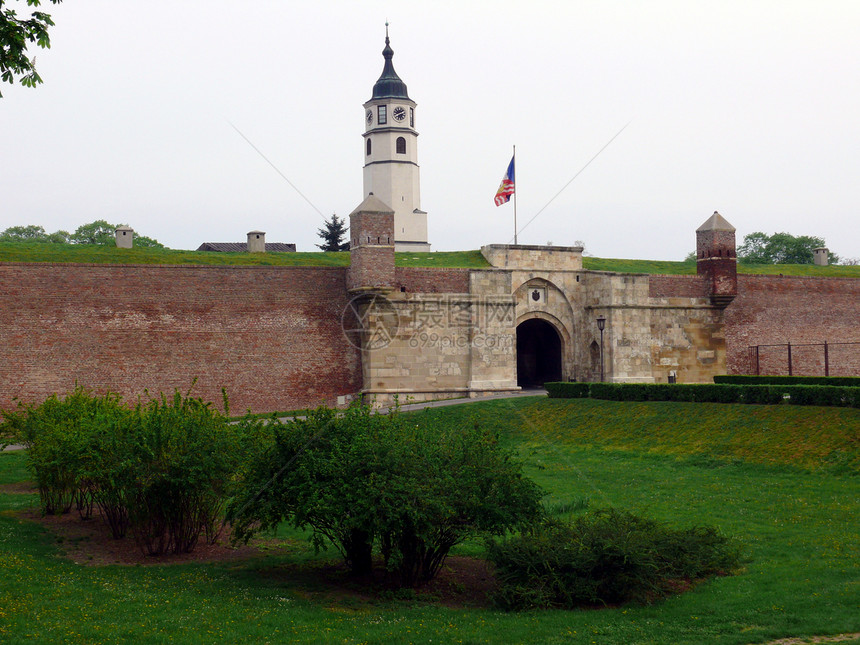 塞尔维亚贝尔格莱德Kalemegdan堡垒旗帜城堡建筑学隧道天空入口地标历史建造历史性图片