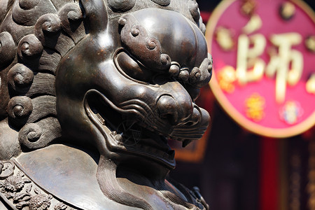 中国寺庙里的青铜狮宝塔青铜建筑狮子文化建筑学景点遗产金属雕像背景图片