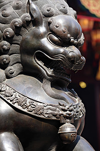 中国寺庙里的青铜狮金属房子地标遗产历史文化建筑学宝塔雕像旅行背景图片