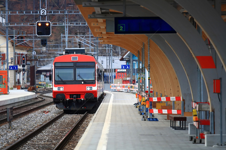 瑞士因特拉肯火车站红列车图片
