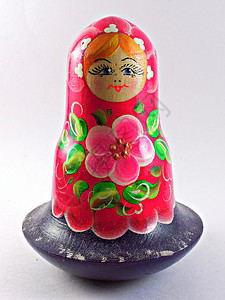 俄罗斯娃娃玩具背光白色塑像紫色灯箱背景图片