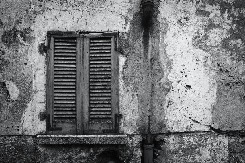古旧的锈墙百叶窗水泥历史乡村建筑学黑与白灰色风化建筑衰变图片