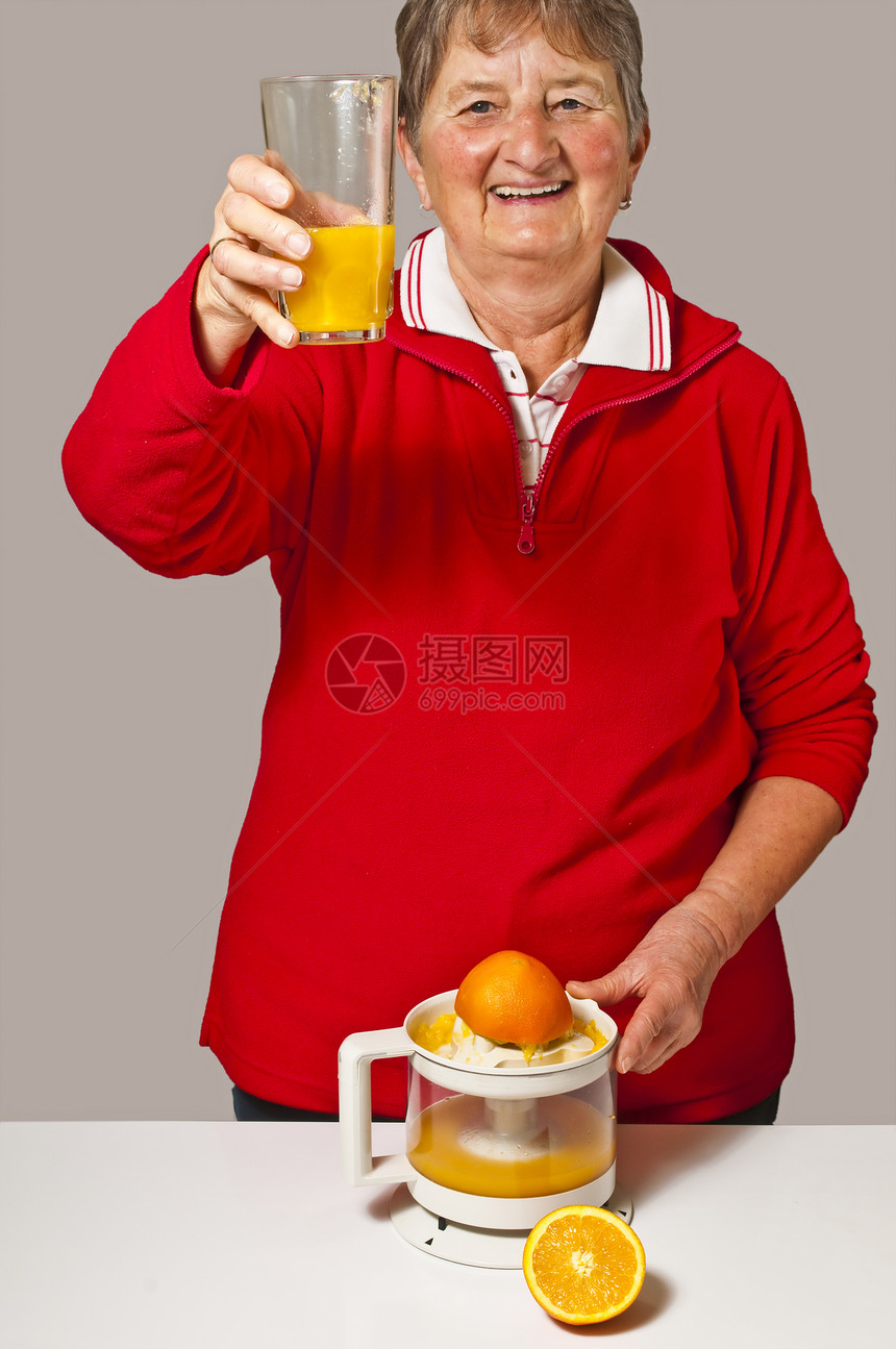退休者饮杯橙汁图片