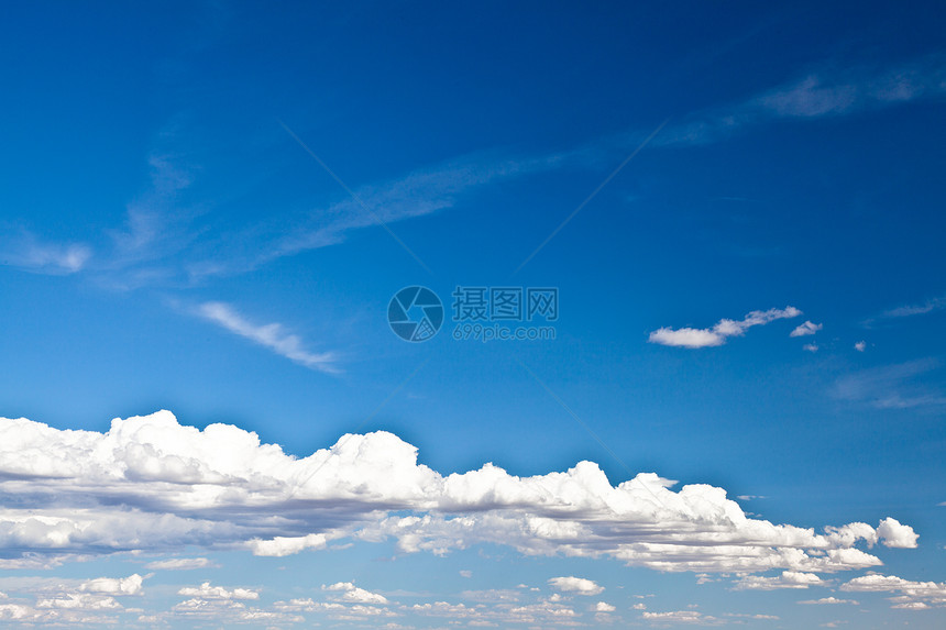 白云蓝天空生态环境白色风景蓝色季节天空主色图片