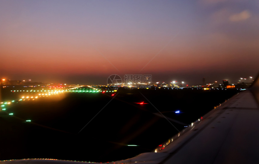 孟买机场跑道脱灯图片