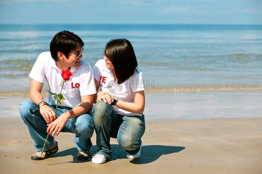 浪漫情侣 在沙滩上看到对方的双眼图片