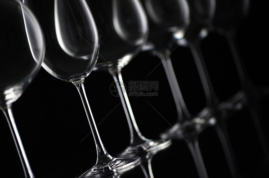 黑色背景的葡萄酒杯白色红色派对香味液体饮料酒杯玻璃团体品酒图片