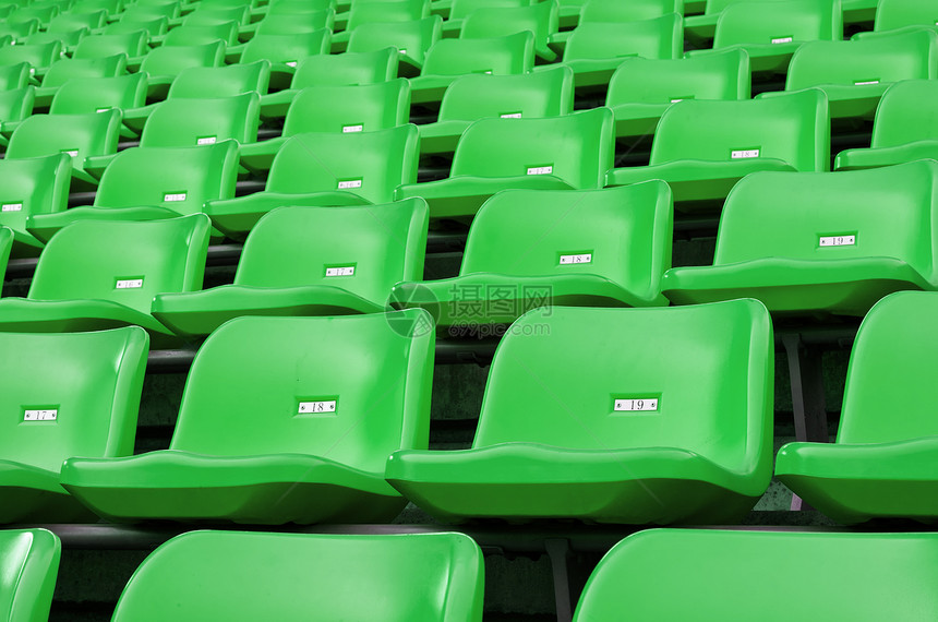 体育场绿色空塑料座位图片