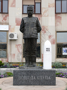 老军事镇塞尔维亚Chachak镇中心的纪念碑背景