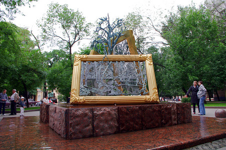 曼特宁在俄罗斯莫斯科的拉夫鲁宁斯基小街边天空文化喷泉小街城市画廊青铜框架正方形游客背景