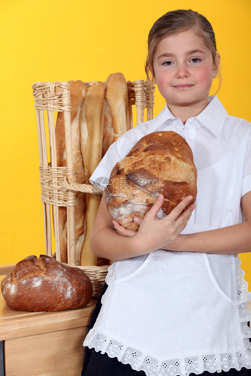 带新鲜面包的年轻女孩图片