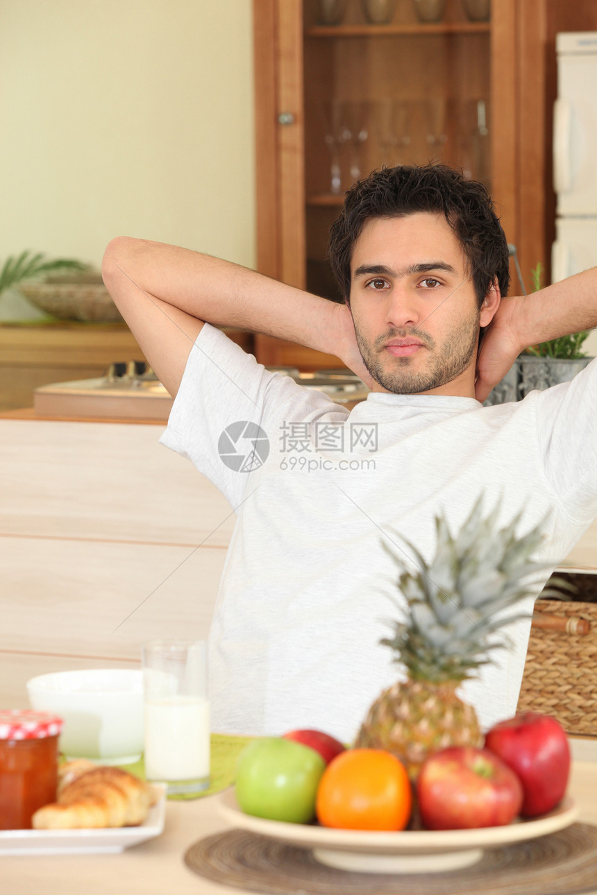 男人在厨房休息图片