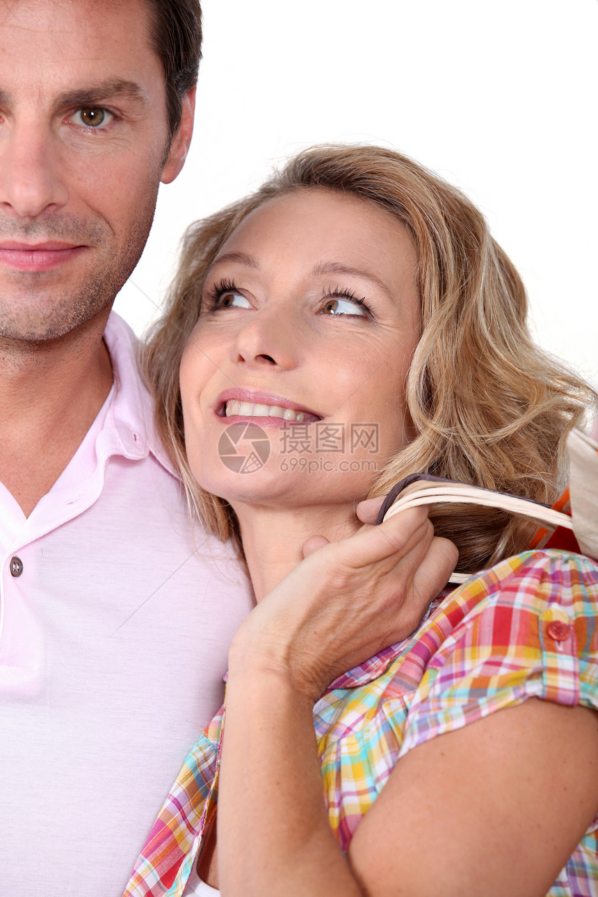 妻子看着丈夫拥抱女性白色女士工作室男人男性头发肩膀购物图片