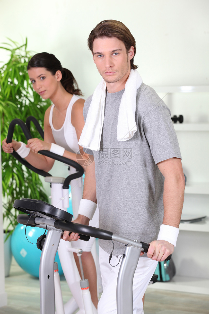 男人和女人在健身房工作图片