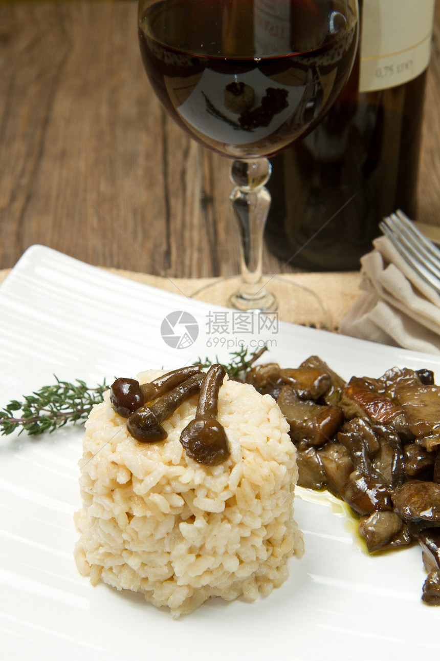 配蘑菇的里沙托加蘑菇营养食谱桌子餐厅食物馅饼红色盘子主菜美酒图片