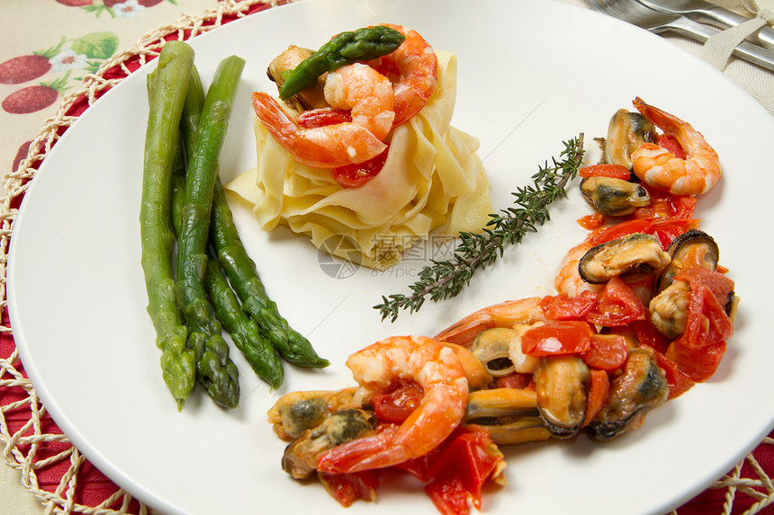 加虾 贝类和新鲜羊排的意大利面白色馅饼海鲜主菜桌子盘子对虾营养餐厅配菜图片