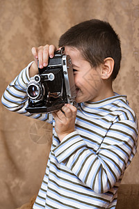 男孩闲暇相机镜片童年孩子爱好摄影男孩们婴儿男生背景图片