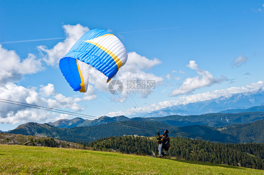 意大利阿尔卑斯山上空的滑翔伞危险自由冒险男人运动天空降落伞图片