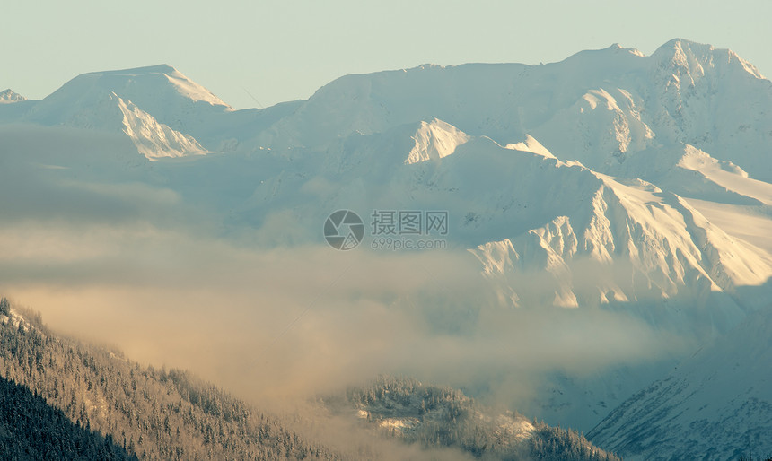 阿拉斯加的雪覆盖山脉图片