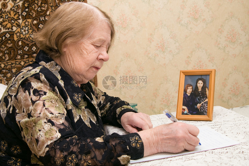 年长妇女和信件写作灰色头发祖母女性桌子图片