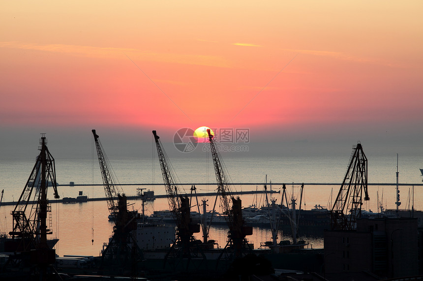 乌克兰敖德萨港的日出游艇海岸太阳钓鱼港口蓝色娱乐反射帆船橙子图片