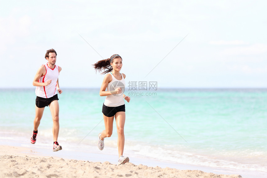 情侣在海滩上奔跑成年人训练女士女孩慢跑海洋运动夫妻跑步者赛跑者图片