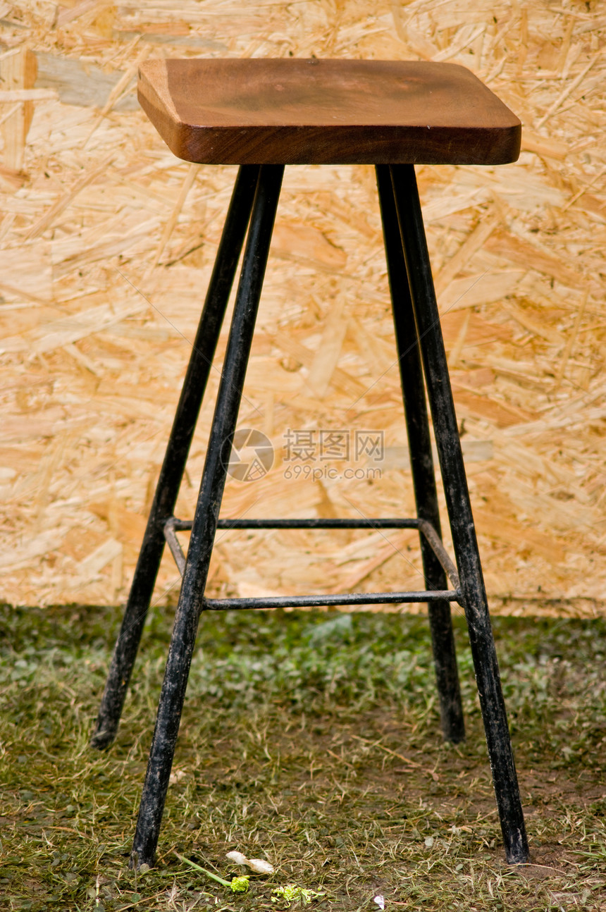 木制椅子木材木板座位遗弃长椅尺寸棕色地面条子场地图片