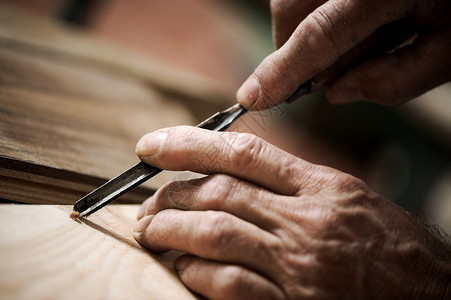 工匠的手工具敬业生产浮雕工艺工作精神爱好雕刻木头背景图片