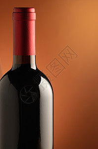 红红葡萄酒酒杯酒瓶静物玻璃液体木头酒精背景图片