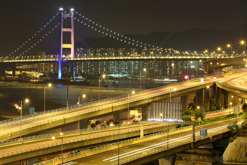 夜间高速公路和桥梁速度天空建筑时间景观场景城市旅行蓝色交通图片