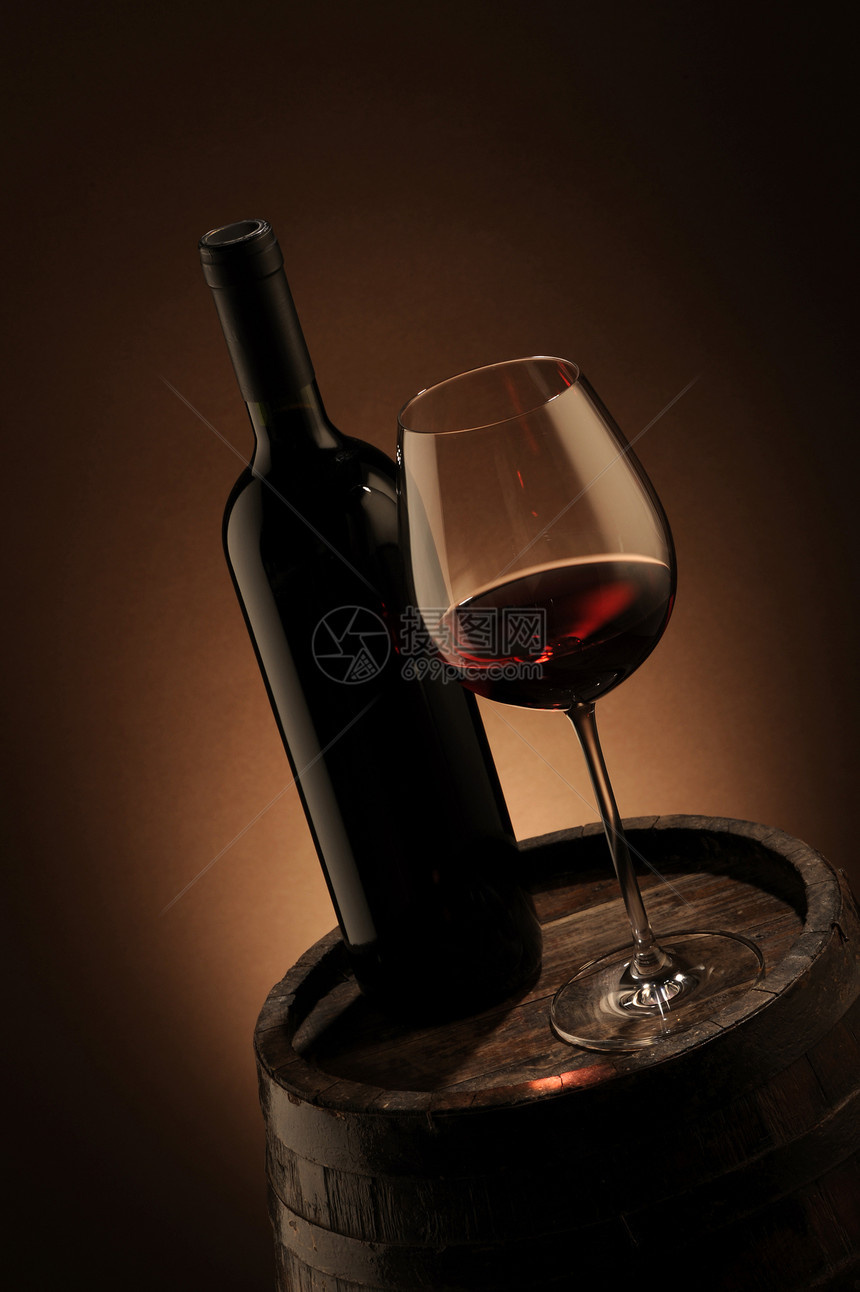 木桶上的红酒瓶和酒杯质量瓶子酒精地窖木头液体气氛玻璃静物图片
