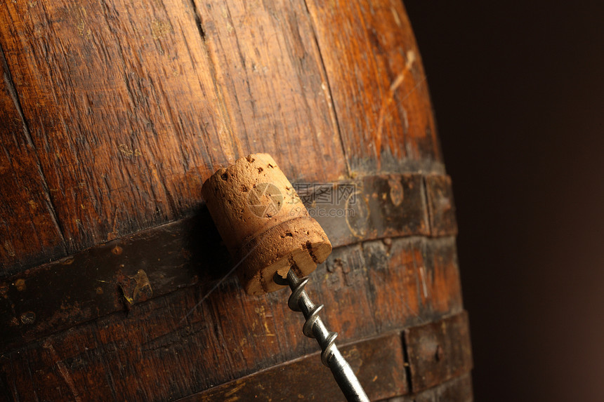 开瓶器和木桶酒精摄影古董金属酒窖酒桶橡木木头软木图片
