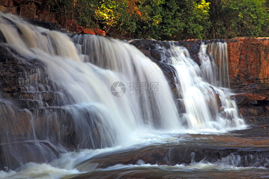 热带热带塔德通(Tadtone)北部亚亚州Chaiyaphum雨林的瀑布图片