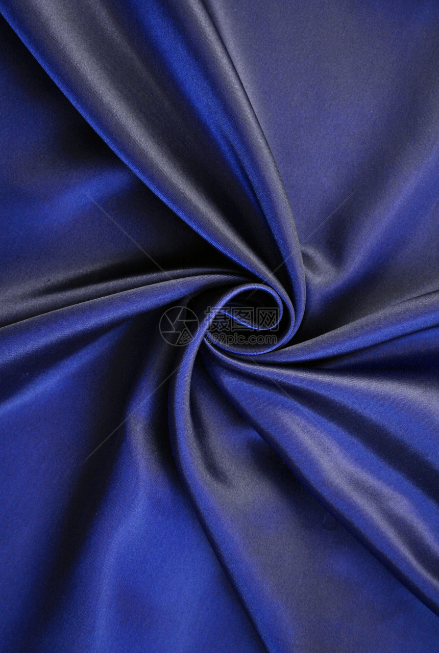 平滑优雅的深蓝丝绸作为背景蓝色材料海浪丝绸折痕曲线银色投标纺织品织物图片