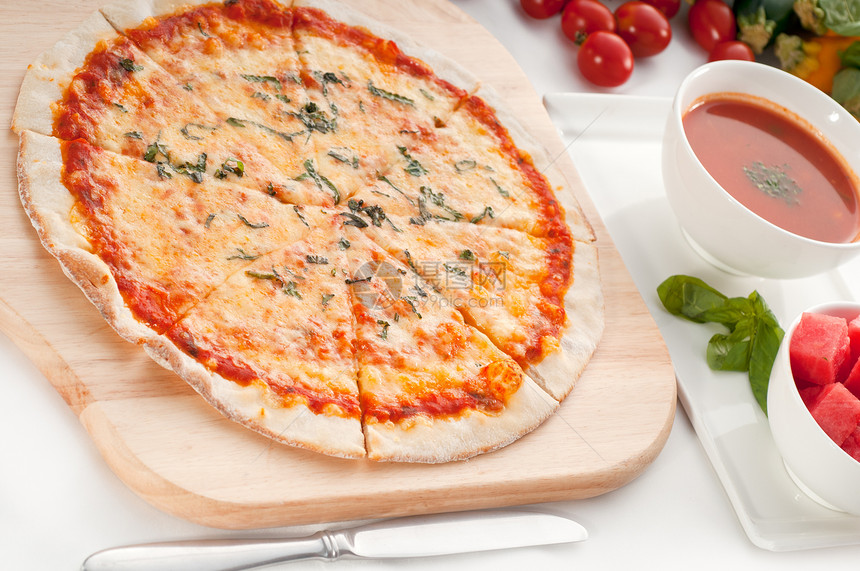 意大利原薄皮比萨圆圈小吃蔬菜西瓜营养健康食物白色脆皮红色图片