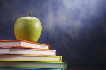 书和苹果小吃班级学校粉色家庭作业工作水果红色教育工作簿背景图片