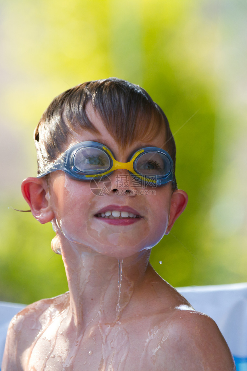 儿童在水中游戏生态头发运动眼睛童年飞沫假期喜悦水池乐趣图片