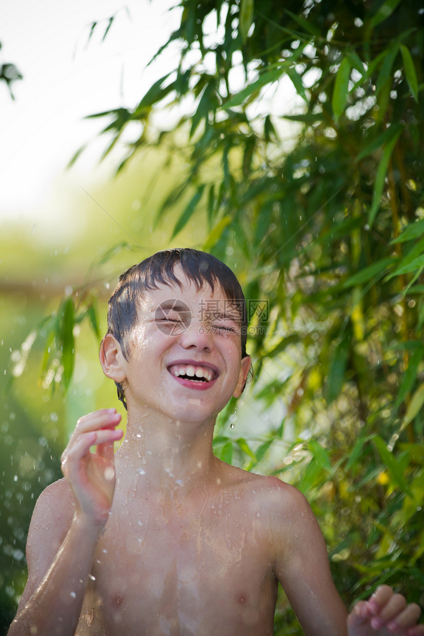 儿童在水中游戏游泳衣运动喜悦假期蓝色环境乐趣男生眼睛气泡图片