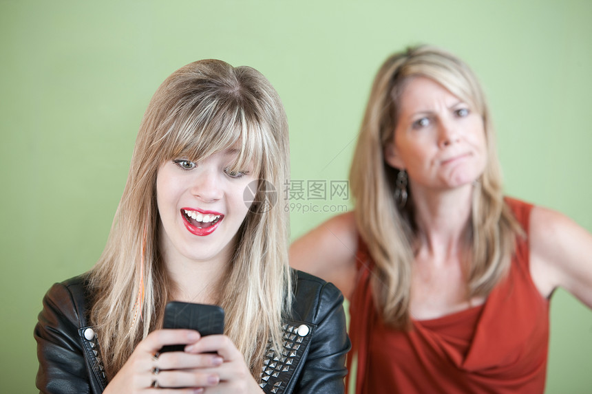青年妇女发短信纪律两人夹克皮革女儿青少年手机技术女性父母图片