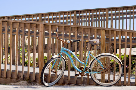 海滩上的蓝色自行车背景图片
