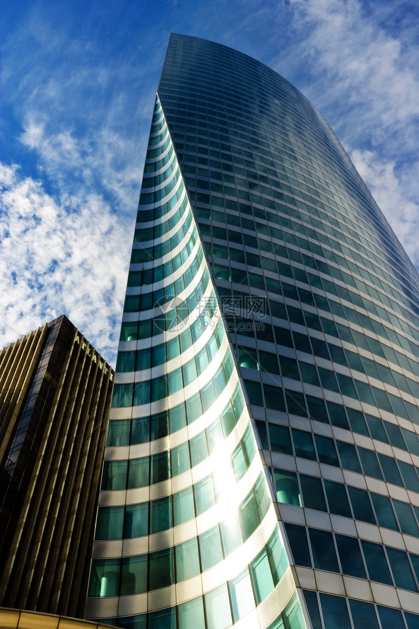 摩天大楼蓝色玻璃广告窗户建筑商业晴天金属城市公司图片