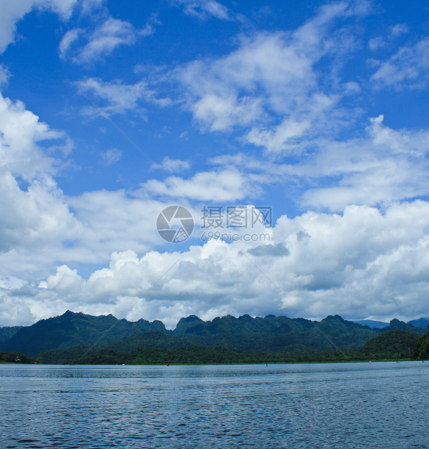 湖岸支撑城市木头植物边缘天空全景池塘森林环境图片