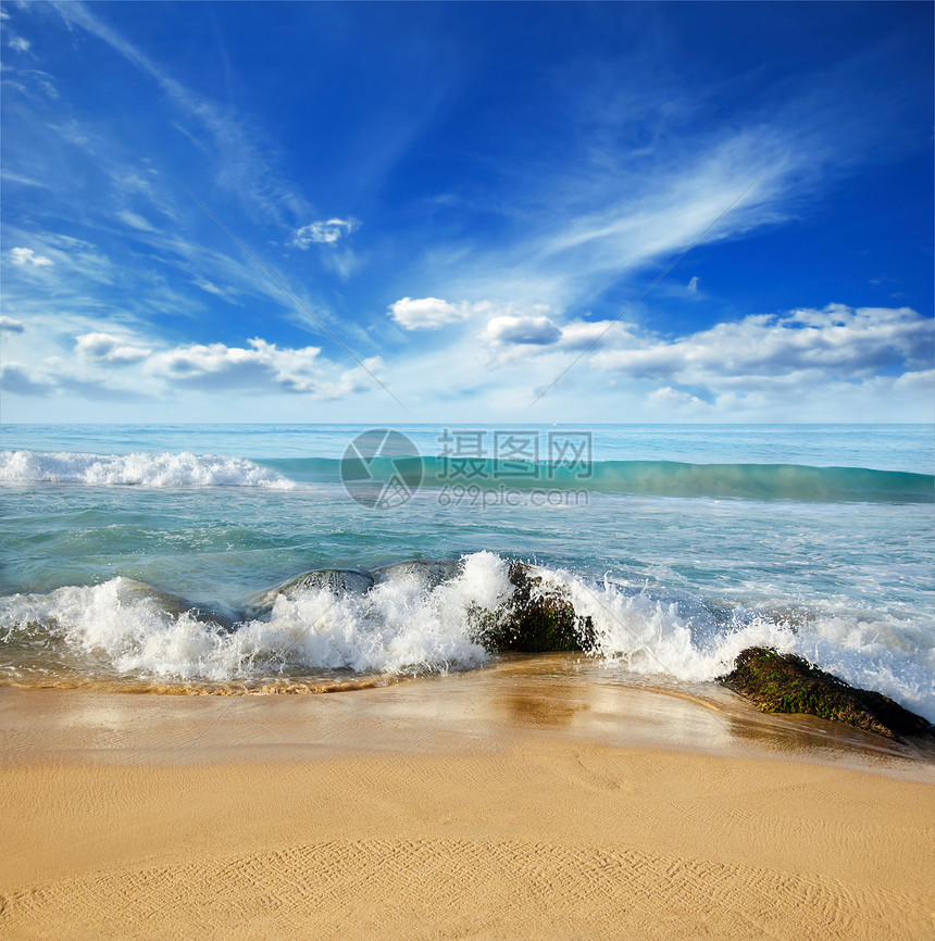 海洋海岸海浪中的石头支撑冲浪流动海滩热带运动地平线波纹风景反射图片